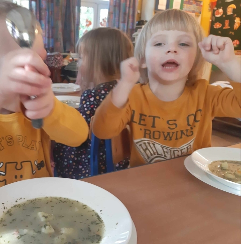 Misie jedzą zupę ze smakiem 